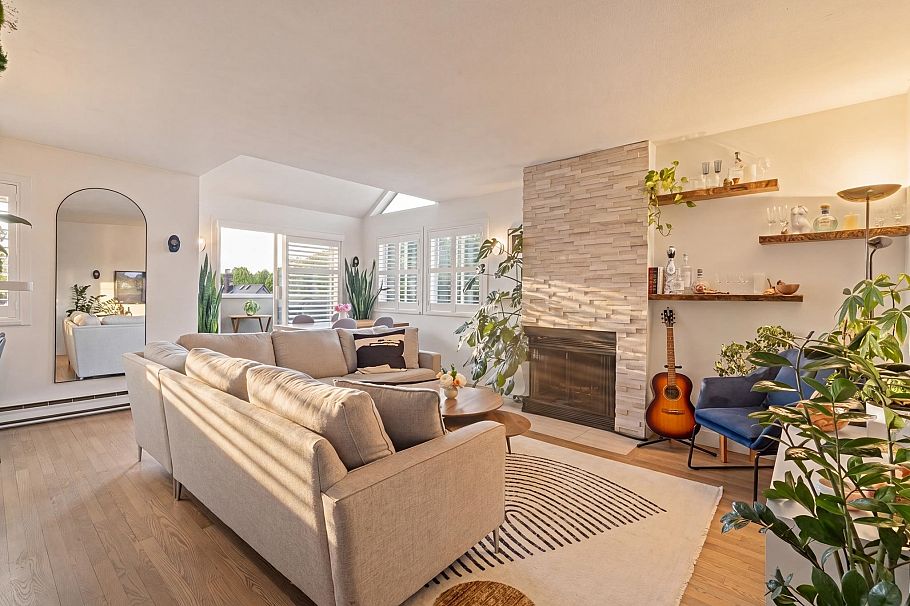 2558 W 4th Avenue Vancouver, BC - 2