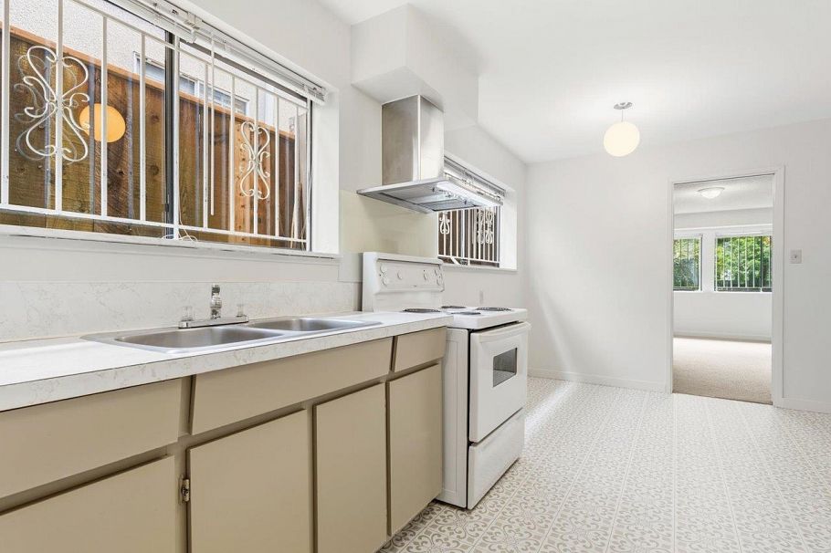 7611 Oak Street Vancouver, BC - 29