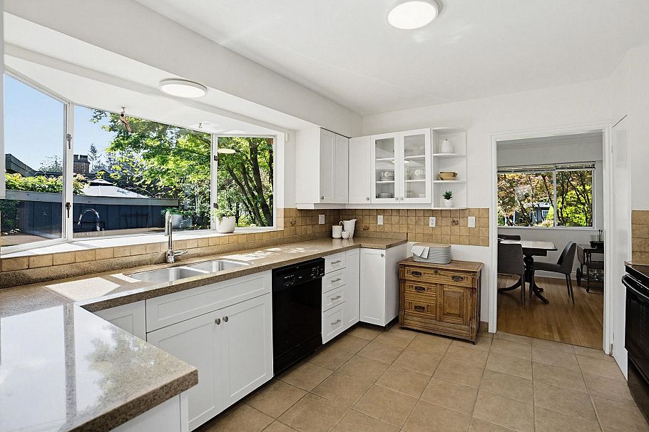 3665 Edgemont Boulevard North Vancouver, BC - 8