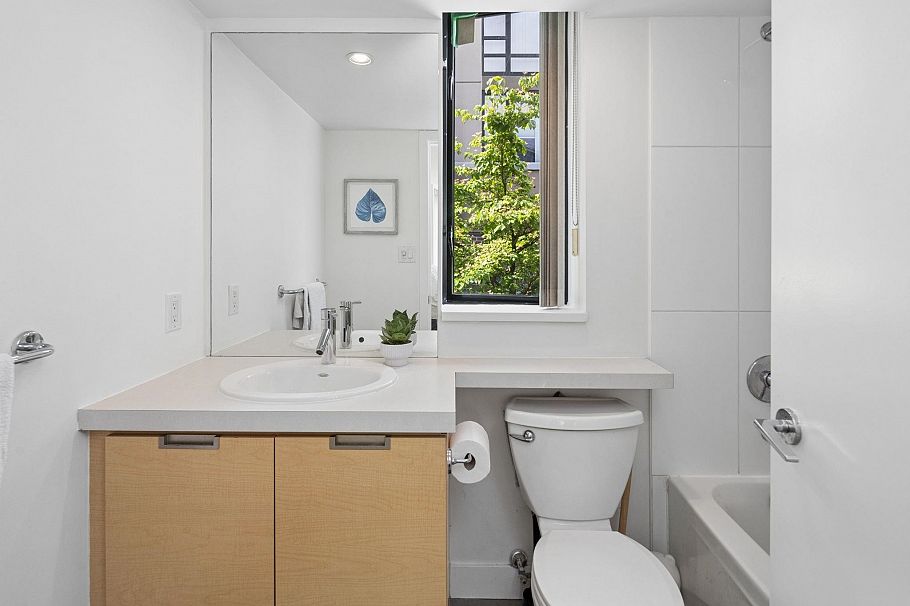 153 W 2nd Street North Vancouver, BC - 22