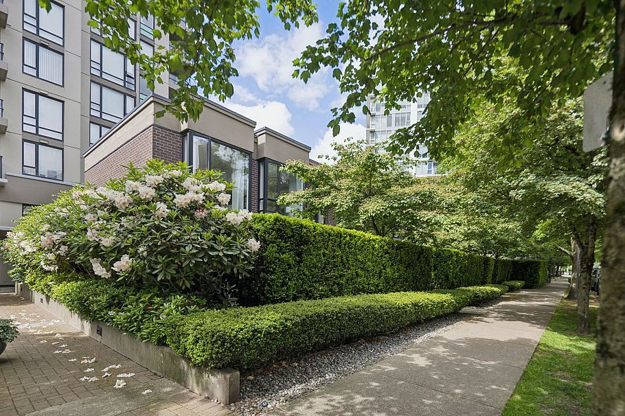 153 W 2nd Street North Vancouver, BC - 34