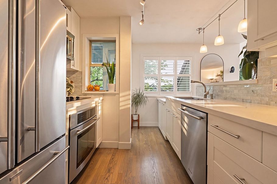 2558 W 4th Avenue Vancouver, BC - 11