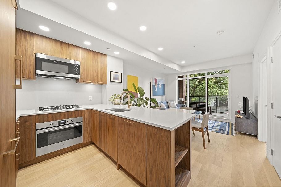 205 2550 Garden Drive Vancouver, BC - 4