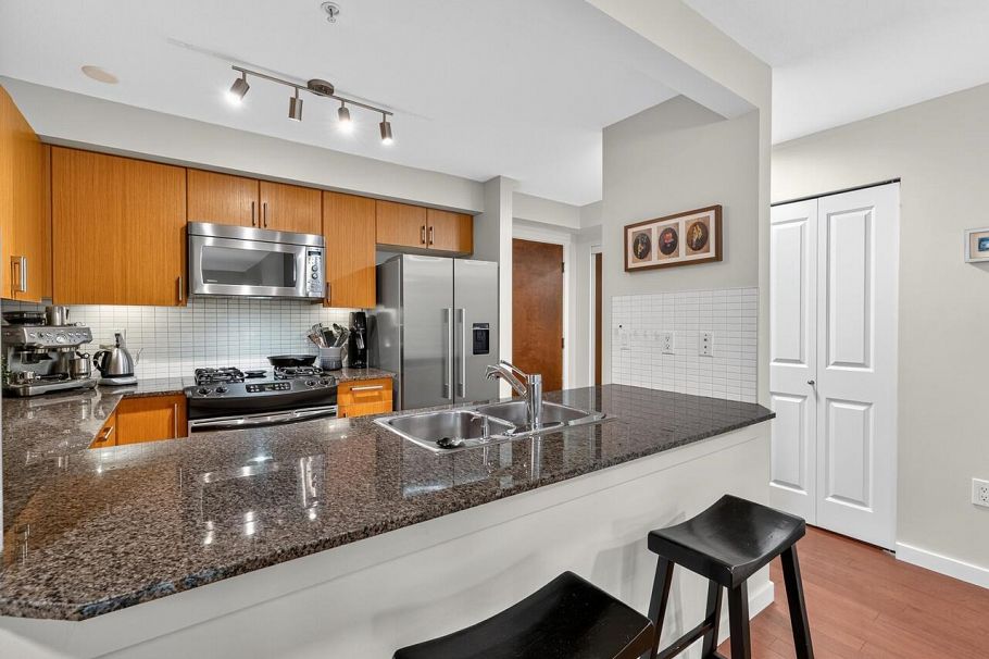 206 2096 W 46th Avenue Vancouver, BC - 4