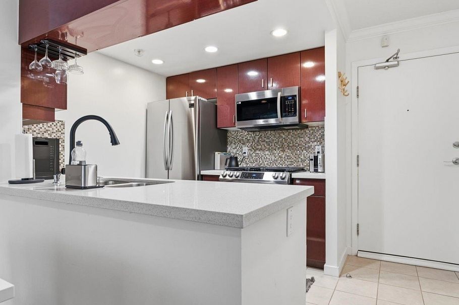 502 1033 Marinaside Crescent Vancouver, BC - 3