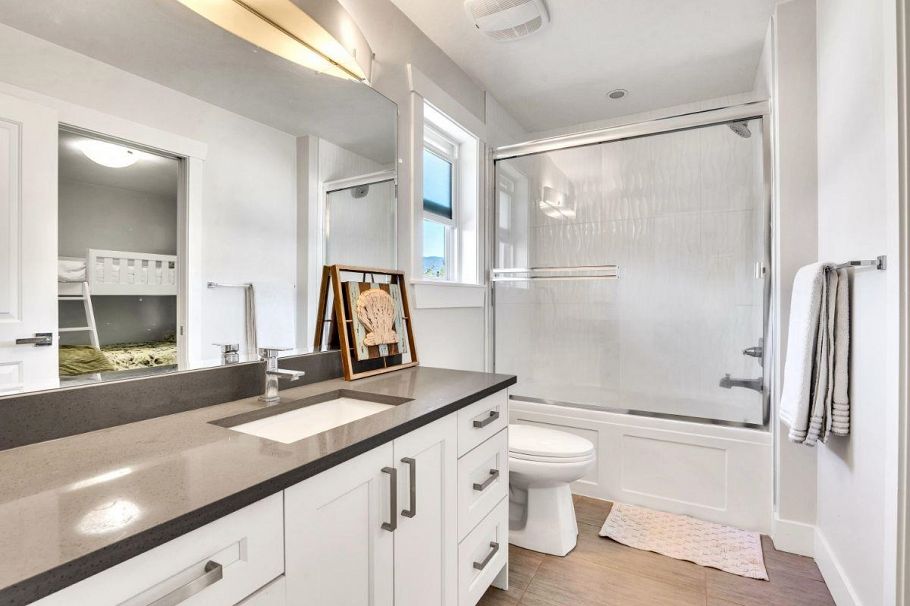 738 E 13th Street North Vancouver, BC - 18