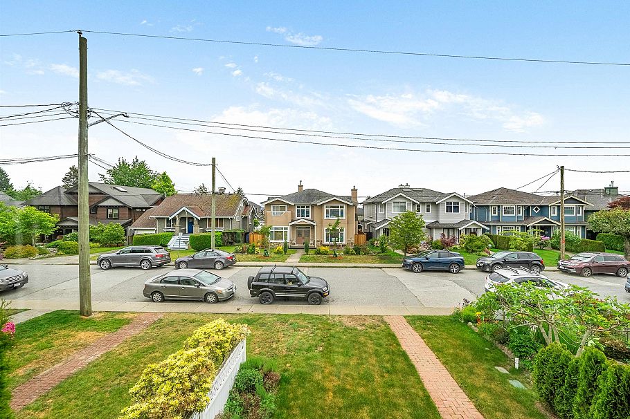332 E 12th Street North Vancouver, BC - 31