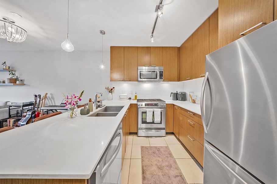 205 1330 Marine Drive North Vancouver, BC - 3
