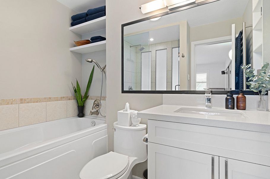 2558 W 4th Avenue Vancouver, BC - 15