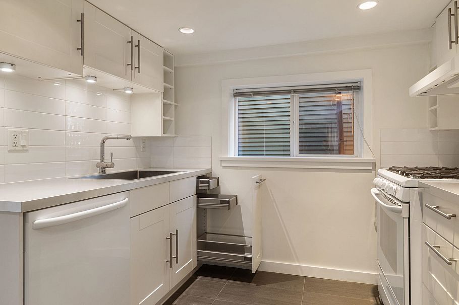 936 Semlin Drive Vancouver, BC - 27
