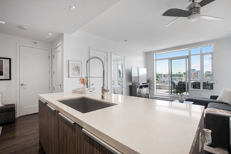 901 1616 Columbia Street Vancouver, BC - 2