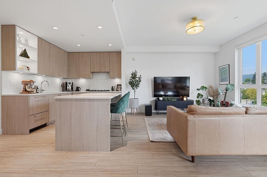 311 707 E 3rd Street North Vancouver, BC - 1