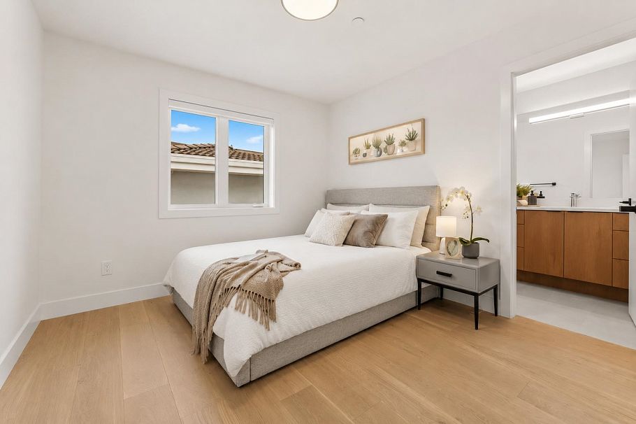 1 1368 Park Drive Vancouver, BC - 2