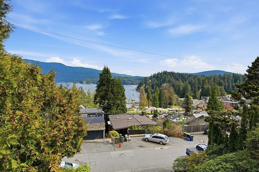 2341 Caledonia Avenue North Vancouver, BC - 35