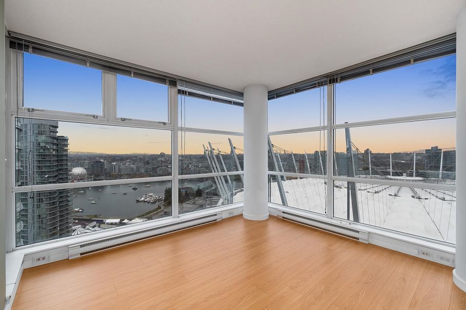 2801 111 West Georgia Street Vancouver, BC - 2