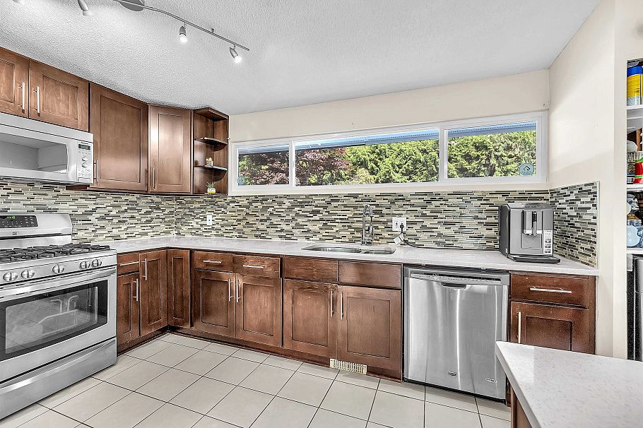 693 Plymouth Drive North Vancouver, BC - 14