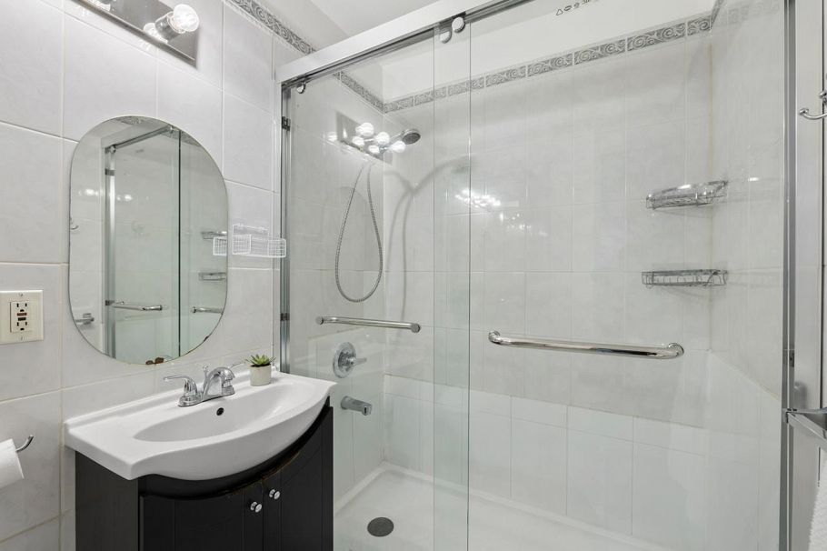 2036 E Broadway Vancouver, BC - 13