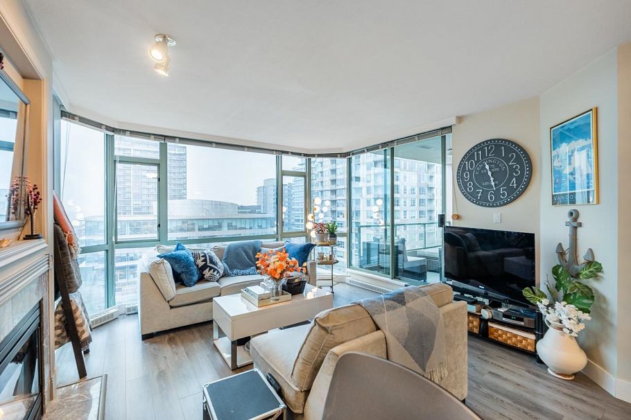 903 140 E 14th Street North Vancouver, BC - 2