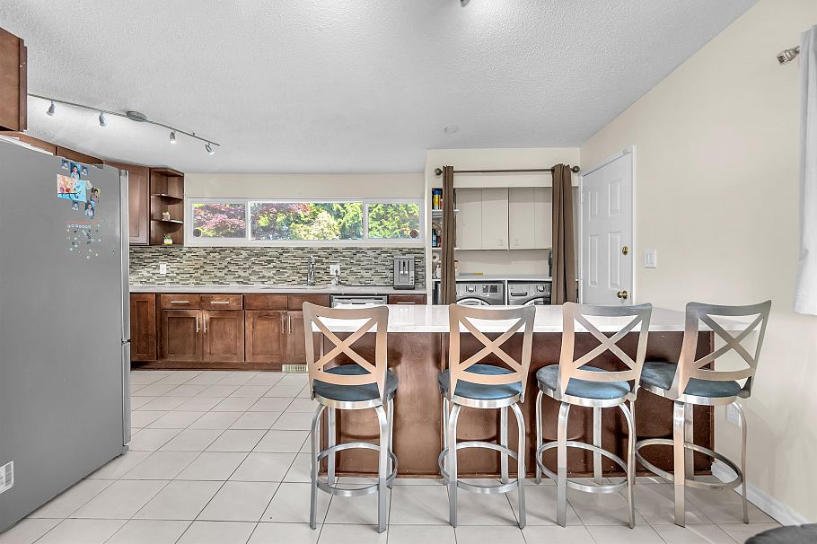 693 Plymouth Drive North Vancouver, BC - 25