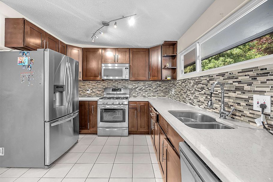 693 Plymouth Drive North Vancouver, BC - 24
