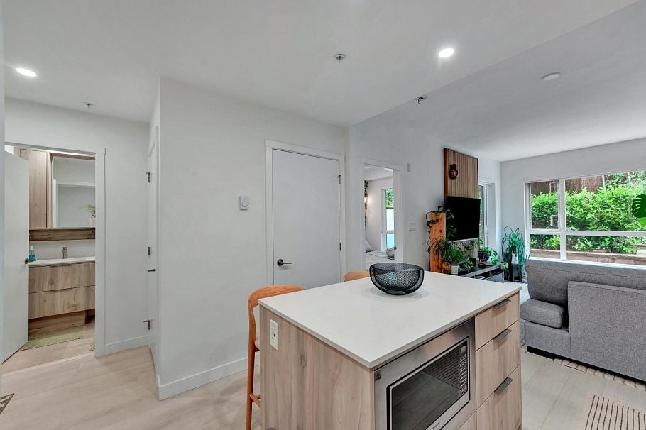 211 3596 Malsum Drive North Vancouver, BC - 3