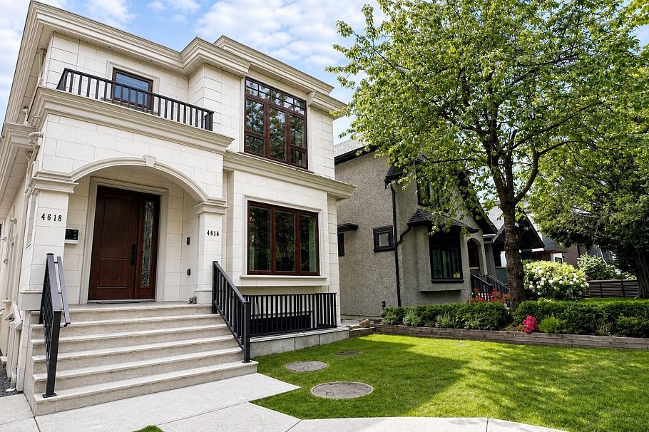 4618 W 8th Avenue Vancouver, BC - 1
