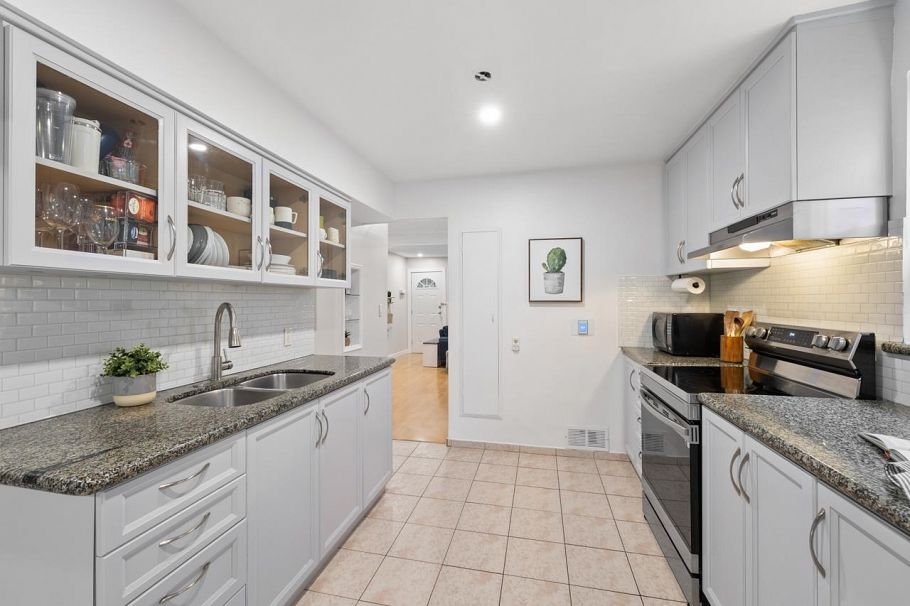 2036 E Broadway Vancouver, BC - 10