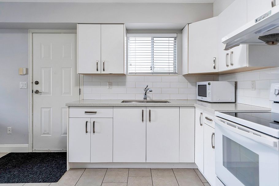 7162 Gladstone Street Vancouver, BC - 37