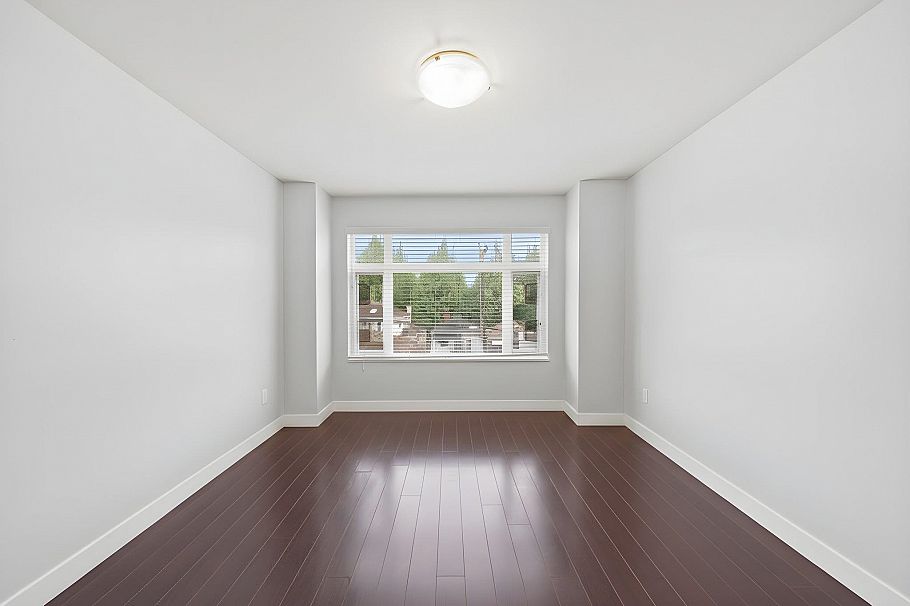 303 2745 E Hastings Street Vancouver, BC - 4