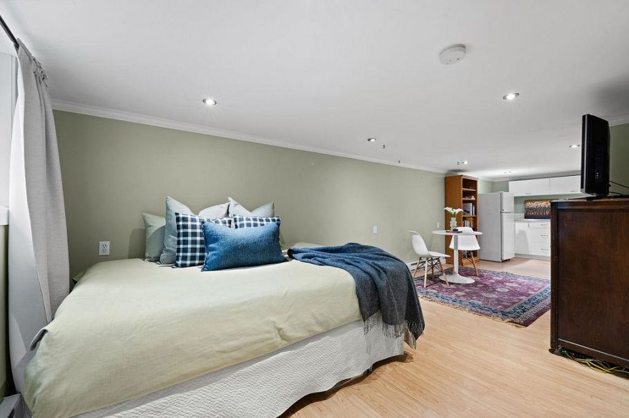 1153 E 13th Avenue Vancouver, BC - 36