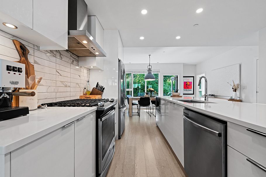 23 3596 Salal Drive North Vancouver, BC - 23