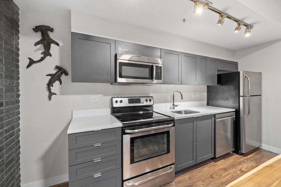 101 2511 Quebec Street Vancouver, BC - 9