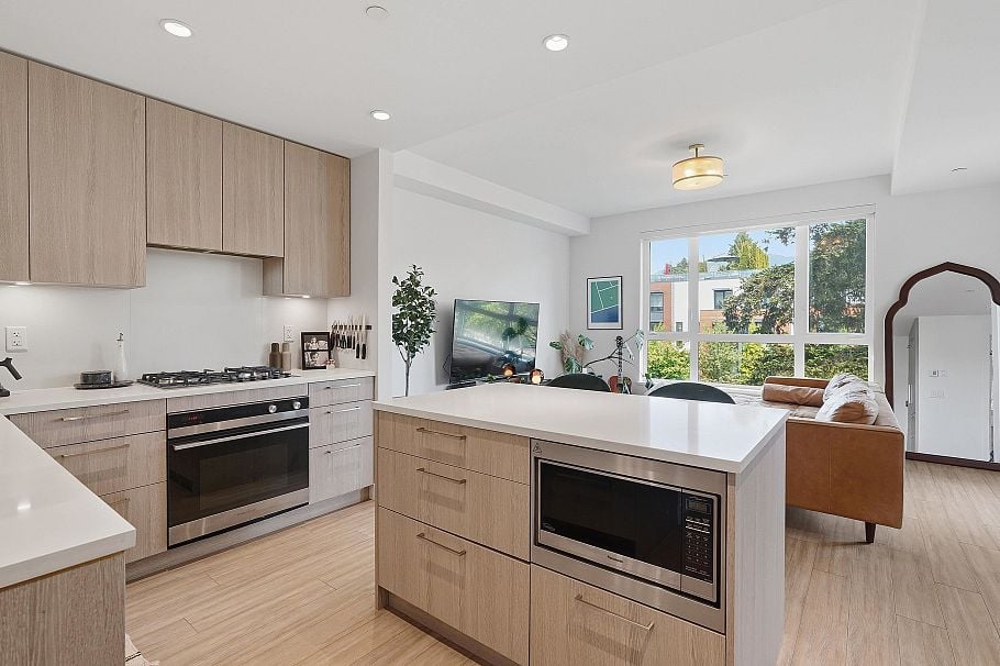 311 707 E 3rd Street North Vancouver, BC - 2
