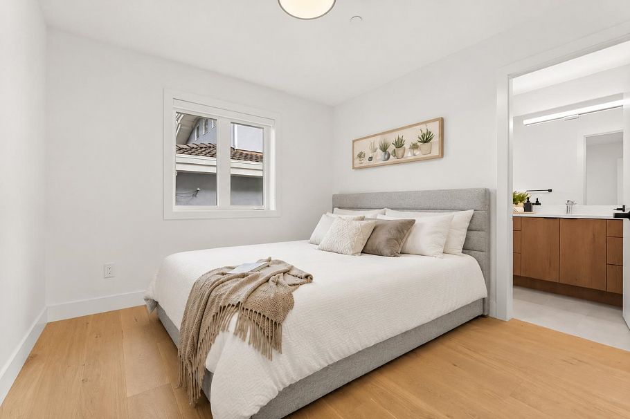 1 1368 Park Drive Vancouver, BC - 1