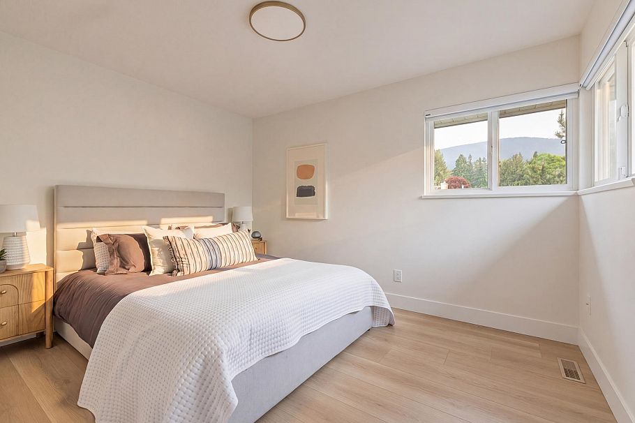 1535 Ostler Court North Vancouver, BC - 20