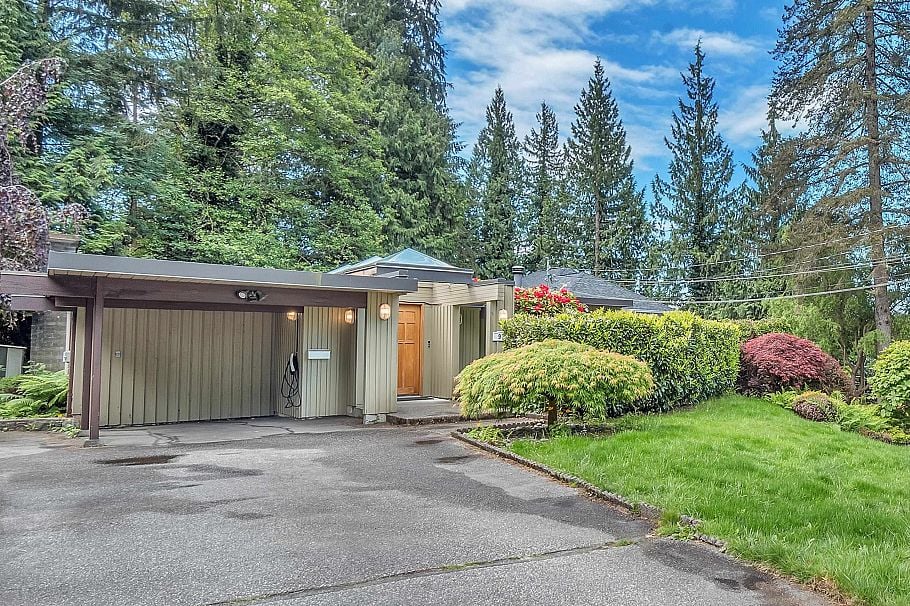 977 Belvedere Drive North Vancouver, BC - 1