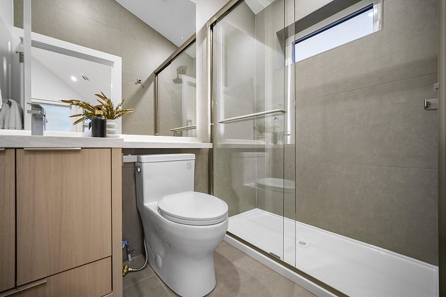 1 3623 Triumph Street Vancouver, BC - 24