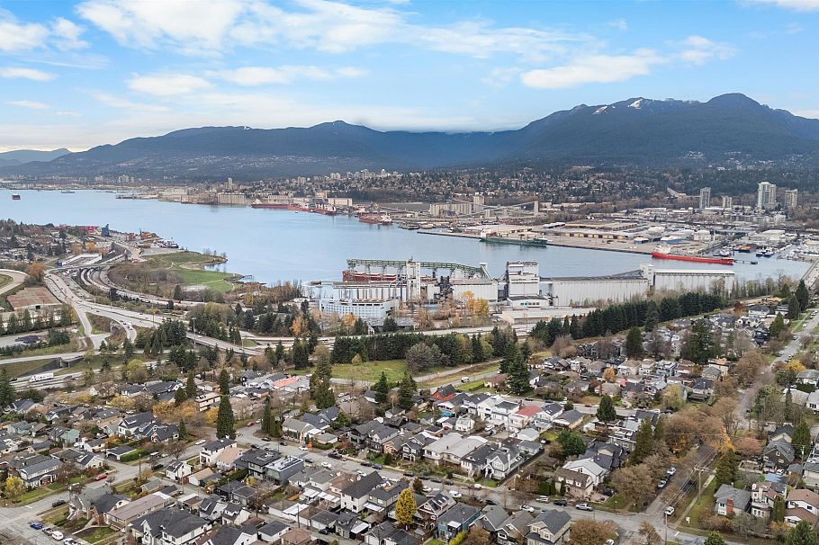 1 3623 Triumph Street Vancouver, BC - 30