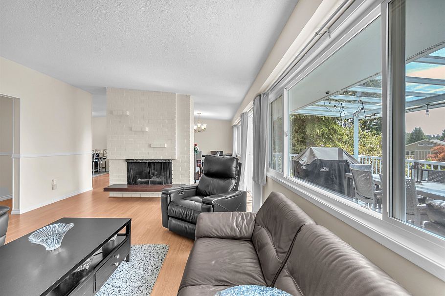 693 Plymouth Drive North Vancouver, BC - 10