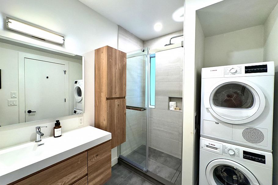 1372 E 10th Avenue Vancouver, BC - 15