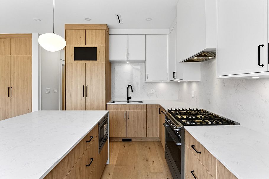 2 2741 E 7th Avenue Vancouver, BC - 5