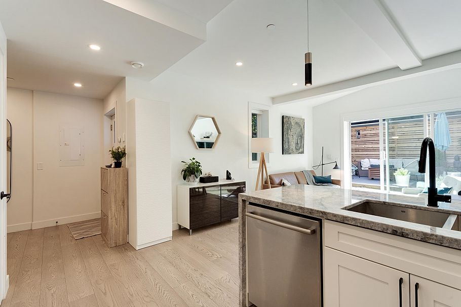 1372 E 10th Avenue Vancouver, BC - 8