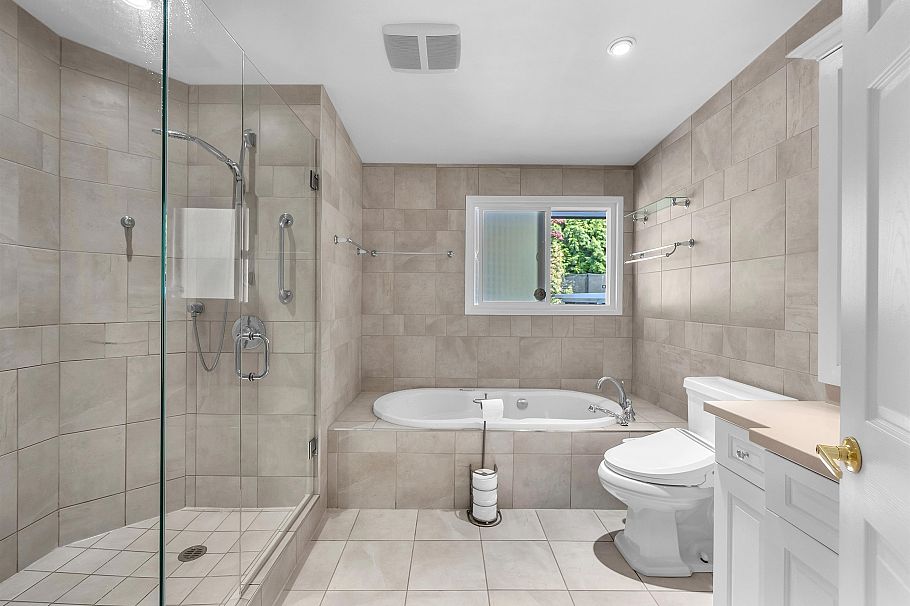 693 Plymouth Drive North Vancouver, BC - 6