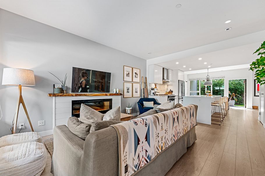 23 3596 Salal Drive North Vancouver, BC - 3