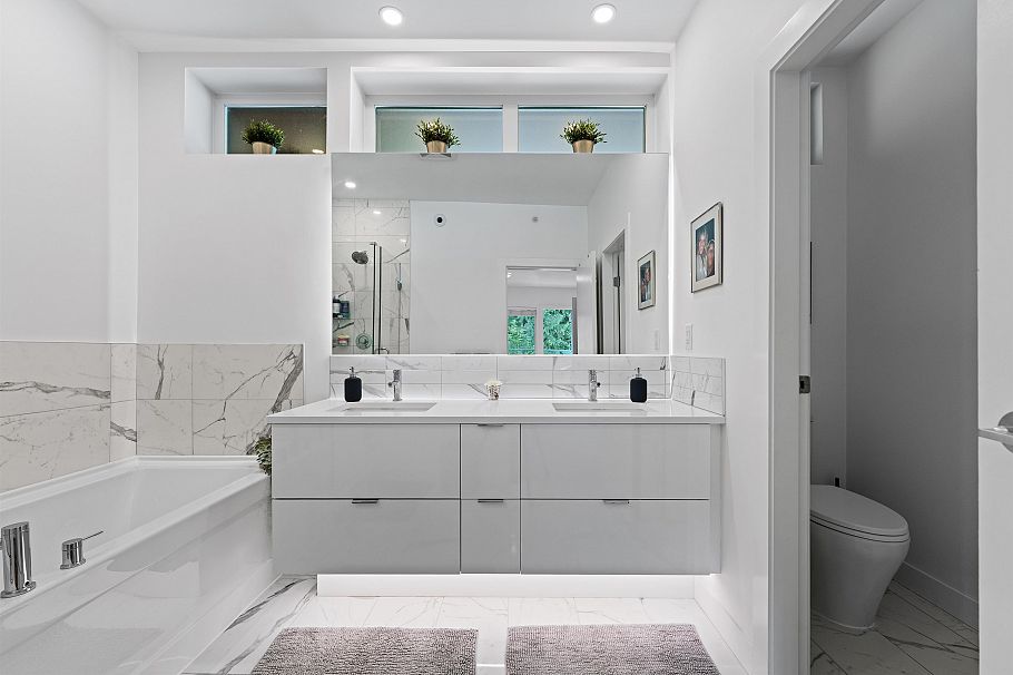 23 3596 Salal Drive North Vancouver, BC - 17