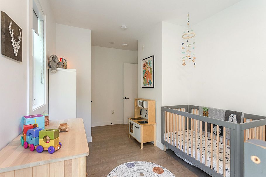 1372 E 10th Avenue Vancouver, BC - 12