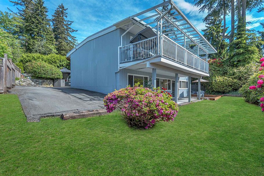 693 Plymouth Drive North Vancouver, BC - 2