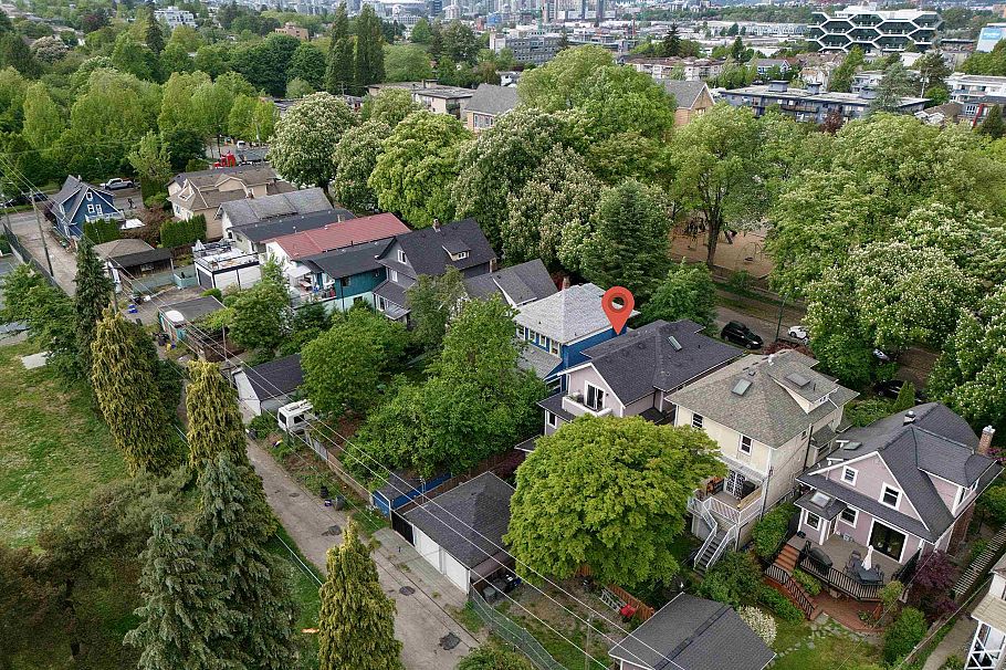 1372 E 10th Avenue Vancouver, BC - 31
