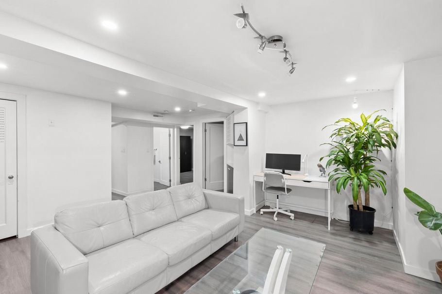 2036 E Broadway Vancouver, BC - 22