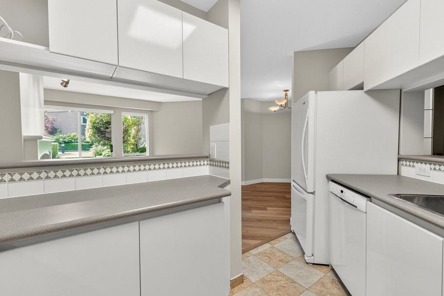 109 8460 Jellicoe Street Vancouver, BC - 9